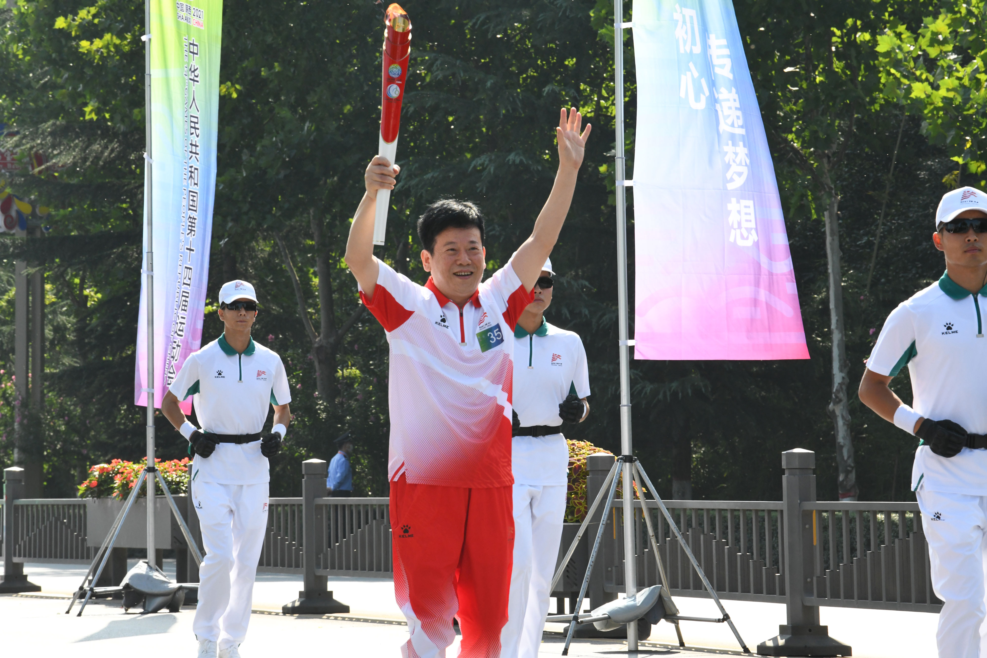 第35棒！王文生參加十四運會和殘?zhí)貖W會寶雞站火炬?zhèn)鬟f活動